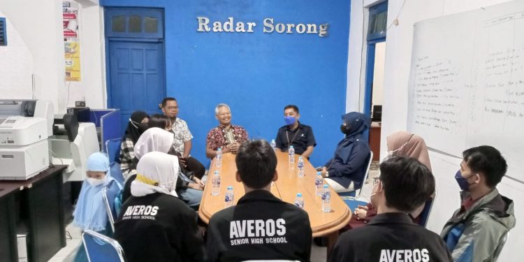 Lensa  ;  Penyerahan Hadiah kepada Pemenang Lomba Jurnalistik Tingkat SLTA se Kota dan Kabupaten Sorong.