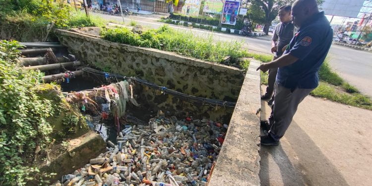 Drainase Dipenuhi Tumpukan Sampah Botol Plastik