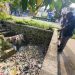 Drainase Dipenuhi Tumpukan Sampah Botol Plastik