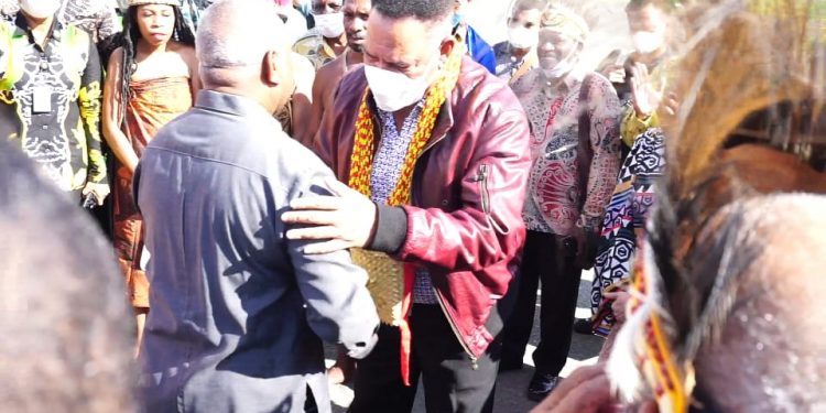 Waterpauw-Mandacan Berpelukan !