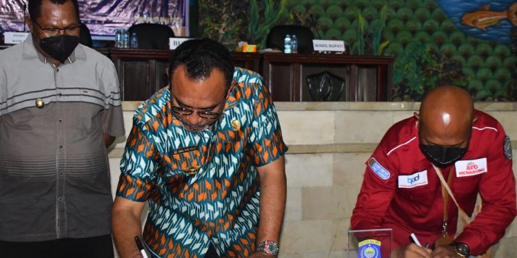 Pemkab R4 – Bank Papua Teken Kerja Sama