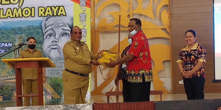 Dukung Mubes Suku Moi, Sumbang ‘Noken’ Rp 100 Juta