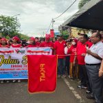 1. Wali Kota Sorong Drs.Ec.Lambert Jitmau,MM didampingi Ketua Umum PKMT Erwin Ayal ketika membuka kegiatan jalan santai peringati Hari Pattimura ke 205 tahun.
