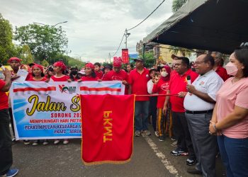 1. Wali Kota Sorong Drs.Ec.Lambert Jitmau,MM didampingi Ketua Umum PKMT Erwin Ayal ketika membuka kegiatan jalan santai peringati Hari Pattimura ke 205 tahun.