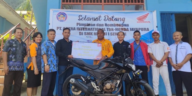 Astra Motor Papua Donasikan 2 Unit Motor Honda ke SMK Binaan