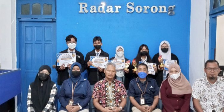 5 Siswa SMA Averos Terima Hadiah Lomba Jurnalistik
