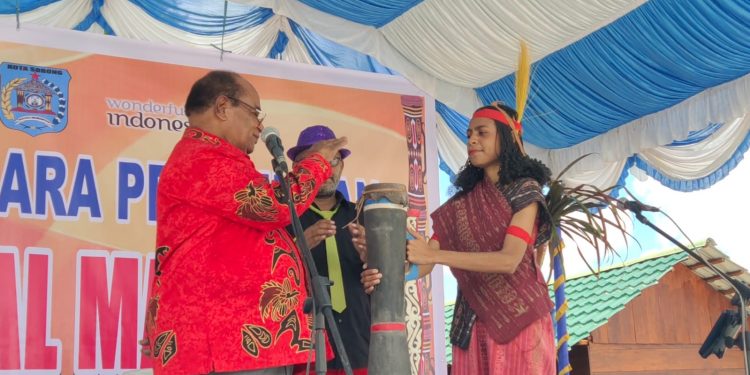 Wali Kota Buka Festival Malamoi Sorong Raya