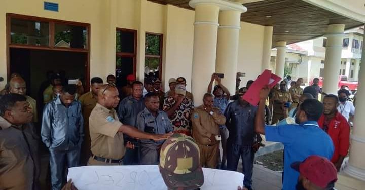 Puluhan Aktivis Demo di DPRD Sorsel
