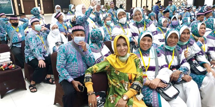 Gubernur Lepas 330 CJH di Makassar