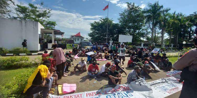Bubarkan Massa, Polisi Tembakkan Gas Air Mata