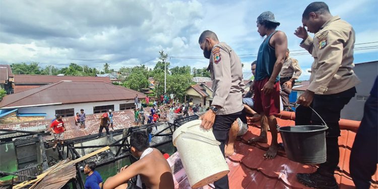 Rumah di Belakang GOR Dilalap Api