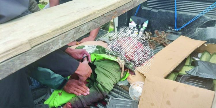 Dibacok OTK, Tukang Ojek Puncak Kritis