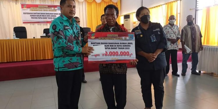 Pemkot Serahkan Bantuan untuk Korban Banjir Rob