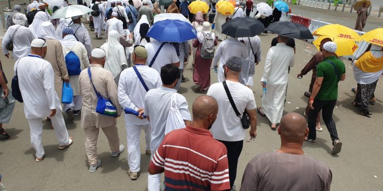 Jamaah Haji Tinggalkan Mina