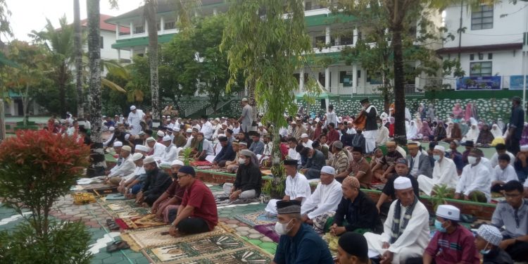 Ratusan Umat Muslim Padati  Sholat Idul Adha di UMS
