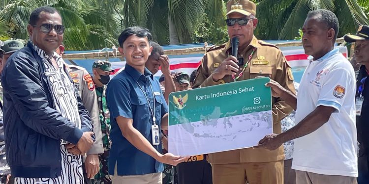 HUT RI ke-77, Gubernur PB dan Bupati Raja Ampat Serahkan Kartu JKN di Pulau Terluar Indonesia
