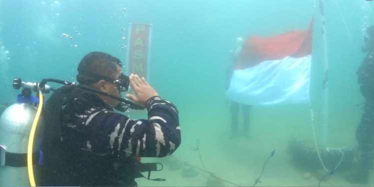 Merah Putih Berkibar di Kedalaman 6 Meter