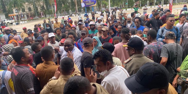Desak Pemkot Sorong ‘Eksekusi’ Pedagang Pasar Boswesen