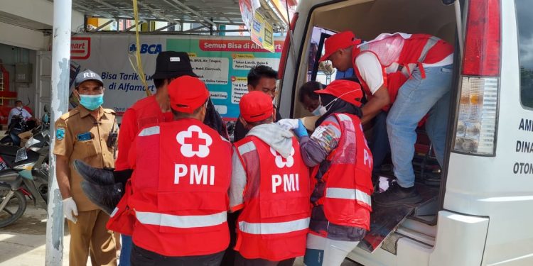 Puluhan Peserta Lomba Gerak Jalan ’Tumbang’
