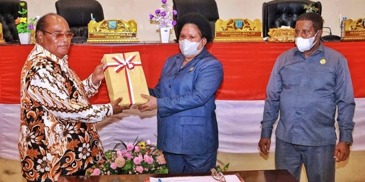 Wali Kota Serahkan Materi Raperda Perubahan APBD