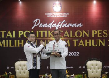 (Foto : Istimewa) Ketua Umum Partai Perindo Hary Tanoesoedibjo menyerahkan berkas pendaftaran Partai Politik (Perindo) sebagai peserta Pemilu 2024 kepada Ketua Komisi Pemilu Umum Hasyim Asy'ari.