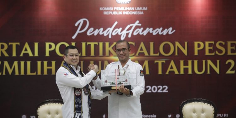 (Foto : Istimewa) Ketua Umum Partai Perindo Hary Tanoesoedibjo menyerahkan berkas pendaftaran Partai Politik (Perindo) sebagai peserta Pemilu 2024 kepada Ketua Komisi Pemilu Umum Hasyim Asy'ari.