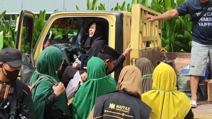 Ist. Ustadzah Oki Naik Truk Disorong