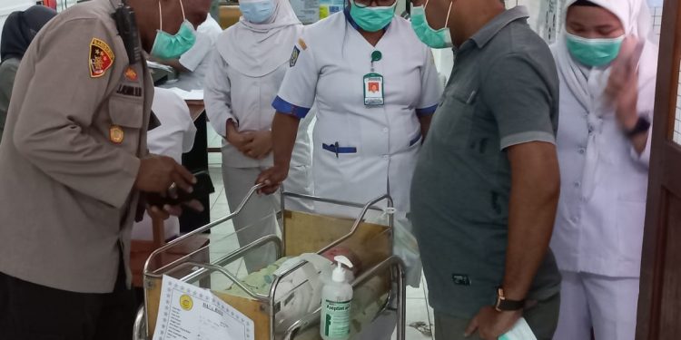 Bayi Baru Lahir Ditelantarkan Orang Tuanya
