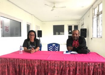 Arfat/Radar Sorong Isabela Wisang, Ketua Carateker PWI Kaimana (kiri) didampingi mantan Ketua Carateker PWI Kaimana, Yacobus Onweng (kanan).