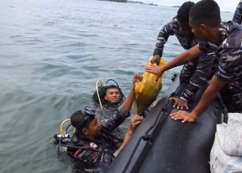 Pasmar 3 Bersihkan 3 Ton Sampah di Pantai Suprauw Kota Sorong