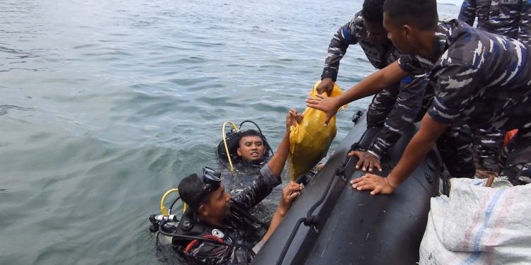 Pasmar 3 Bersihkan 3 Ton Sampah di Pantai Suprauw Kota Sorong