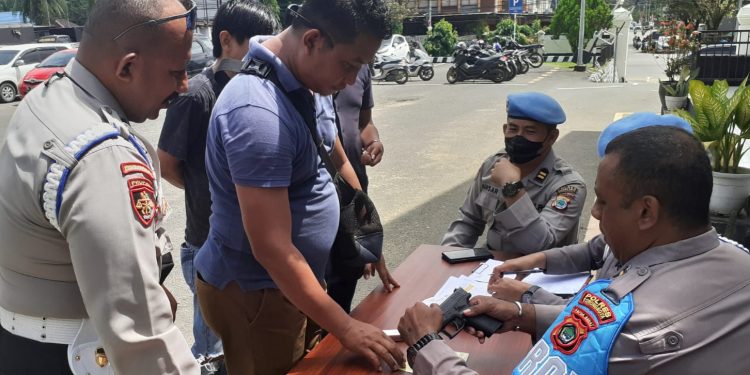 Cegah Penyalahgunaan, 94  Personel Polres Sorong Kota Pemegang Senpi Diperiksa
