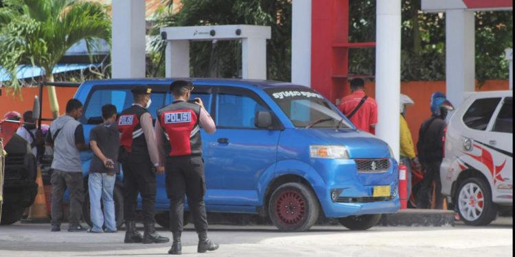 Arfat/Radar Sorong Personel Polres Kaimana melakukan pengamanan di dalam SPBU.