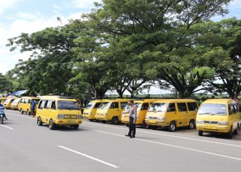 Harga BBM Naik, Sopir Angkot di Kota Sorong Demo Minta Tarif Dinaikkan
