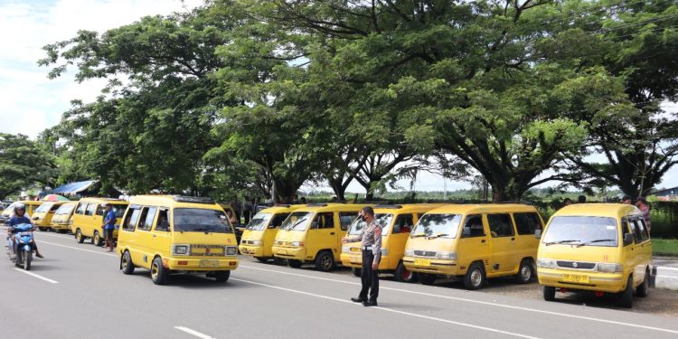 Harga BBM Naik, Sopir Angkot di Kota Sorong Demo Minta Tarif Dinaikkan