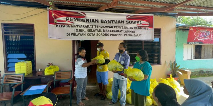 Karang Taruna Pal Putih Bagikan 50 Paket Sembako