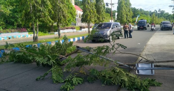 TKBM Palang Jalan Masuk Pelabuhan Waisai