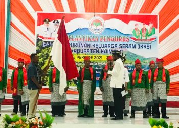 Raja Namatota Lantik Pengurus Kerukunan Seram Kaimana