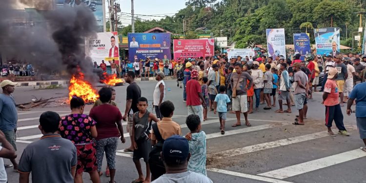 Keluarga Korban Pencabulan Blokade Jalan