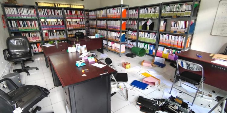 Kantor BKPSDM Kaimana Dirusak Massa