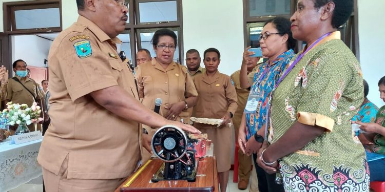 Pangkas Pengangguran, Pencaker Dibekali Mesin Jahit