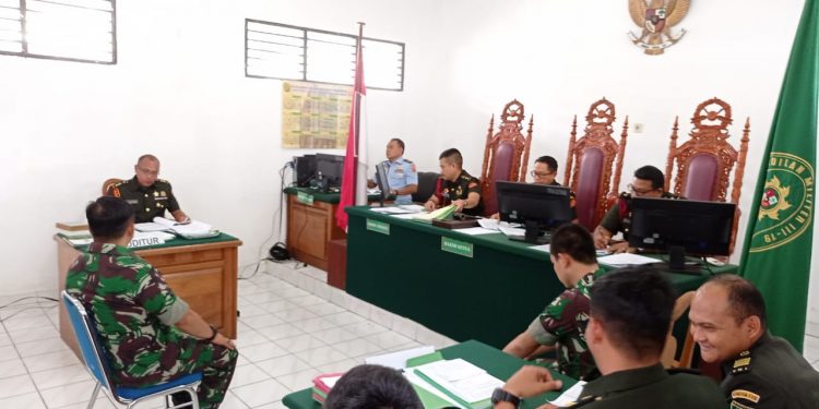 Panitera Sidang Militer Minta Paksa Handphone Wartawan