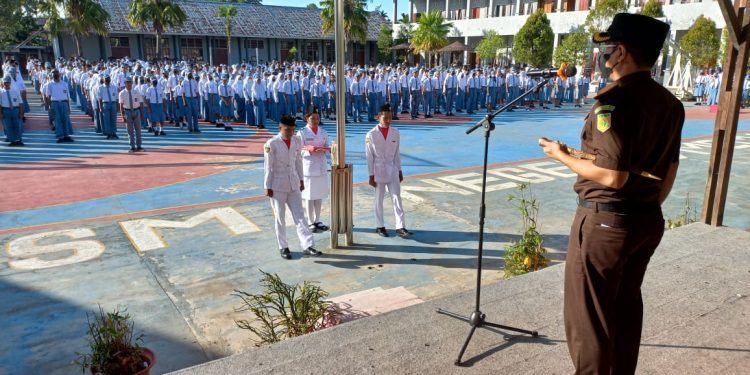 Kajari Sorong Inspektur Upacara Bendera di SMA Negeri 3