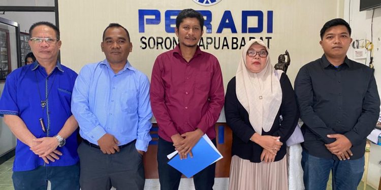 Foto bersama Ketua Panitia Raymond R. Morintoh, S.H bersama Panitia dan Ketua Steering Commite, Max Mahare. (juhra/radar Sorong)