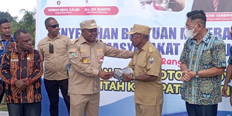 50 Rumah di Kampung Inya Manokwari Teraliri Listrik