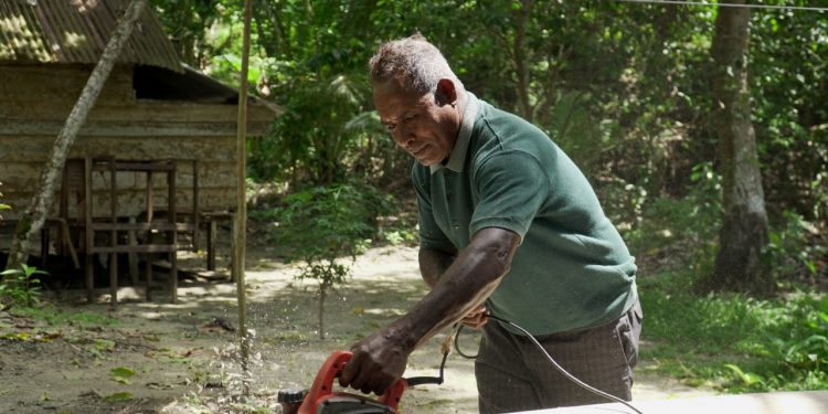 PLN Salurkan 30 Mikro PLTS untuk Masyarakat Yarweser