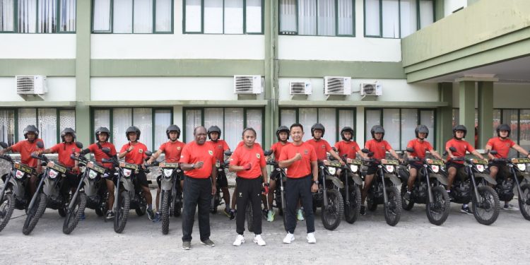Pangdam XVIII/Kasuari Serahkan 65 Unit Randis