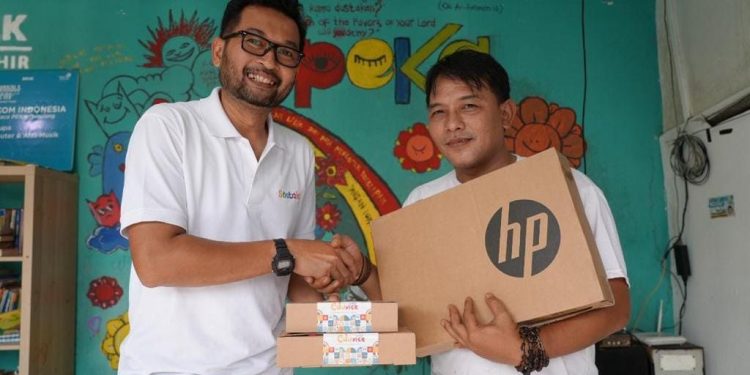Dukung Pendidikan Digital, Telkom Serahkan Laptop