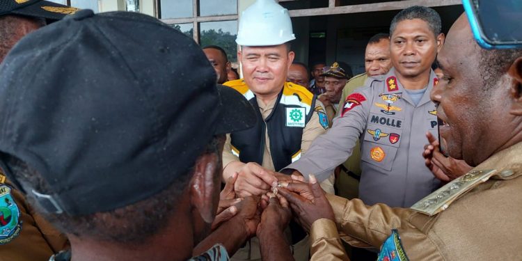 Pj Bupati Maybrat Serahkan Batuan Excavator
