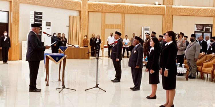 Akhiri Jabatan Sekda PB, Nathaniel Mandacan Jabat PPUPD Papua Barat